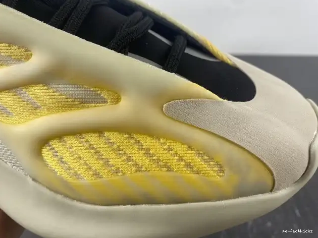 Safflower V3 700 HP5425 Mono Yeezy Adidas 0501